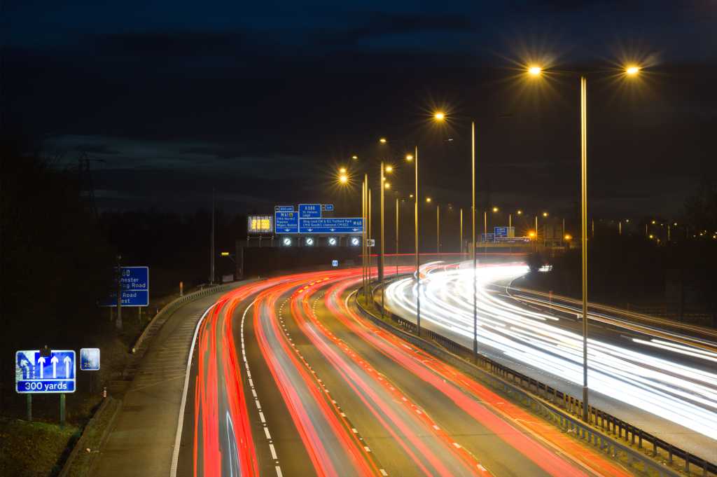 英英智能高速公路带光线路表示时速交通繁忙NSL标志下表示速度限制结束